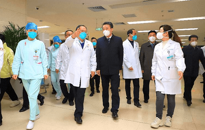 临沂市委书记任刚慰问市人民医院一线医务人员